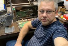 Наш мастер Вячеслав, 20 лет опыта в ремонте сложной электроники.