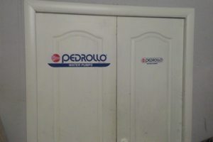 Пройдите по коридору за белыми дверьми до конца