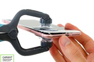 Отсоединяем модуль iPhone 7 от корпуса при помощи присосок