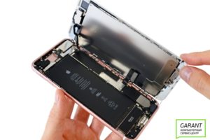 Отсоединяем модуль iPhone 7 от корпуса
