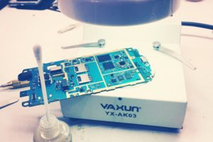 Ремонт материнской платы телефона