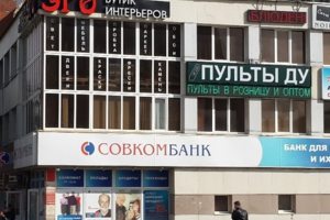 Вход с улицы Петина.