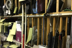 Полки с аппаратурой