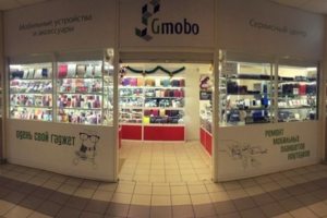 - Защитное стекло в подарок