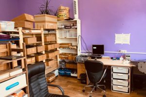 стеллажи техники в процессе ремонта