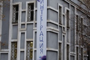 Слева от входа есть шикарная парковка Слева от входа есть шикарная парковка