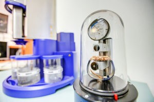 Очень важный прибор! Проверяет герметичность часов.