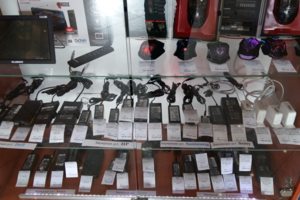 В наличие большой выбор зарядок для ноутбуков.