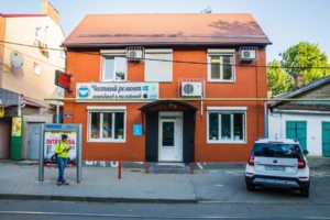 Офис снаружи, вход от трамвайной остановки