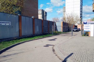 Территория у входа в Сервис-центр