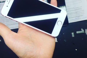 Произведена замена стекла на iPhone .