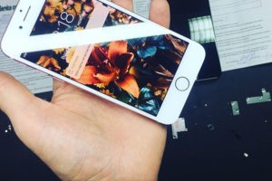 Произведена замена стекла на iPhone .