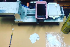 Процесс замена стекла в стадии склейки