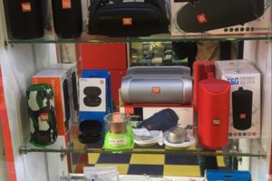 Широкий ассортимент аксессуаров и полезных гаджетов.