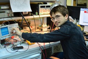 За рабочим местом.