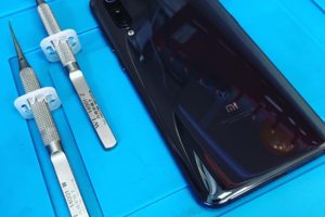 Xiaomi Mi 9, предстоит замена дисплея