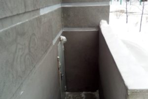 Вход в Сервисный Центр вниз по лестнице