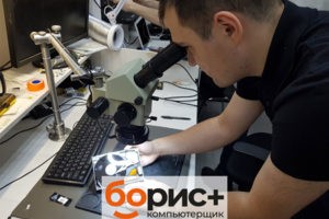 Мастер Евгений выполняет аппаратную диагностику