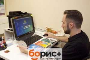 Мастер Александр выполняет установку OC Windows 7