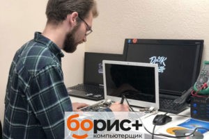 Мастер Евгений выполняет ремонт материнской платы