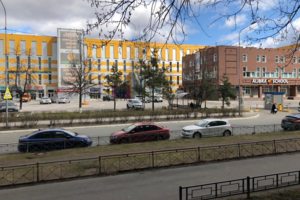 со стороны входа