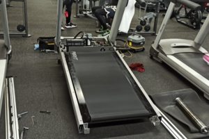 Обслуживание и замена полотна в беговой дорожке.