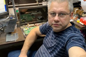 Наш мастер Вячеслав, 20 лет опыта в ремонте сложной электроники.
