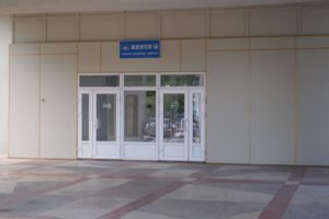 Вход в основное здание между колоннами