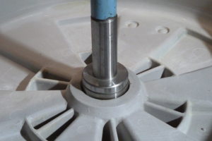 Установка подшипника в бак при помощи пресса