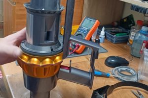 Ремонт, чистка вертикального пылесоса Dyson.