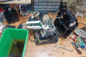 Замена уплотнителей, чистка, декальцинация кофемашины.