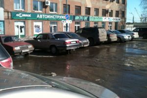Стоянка перед зданием